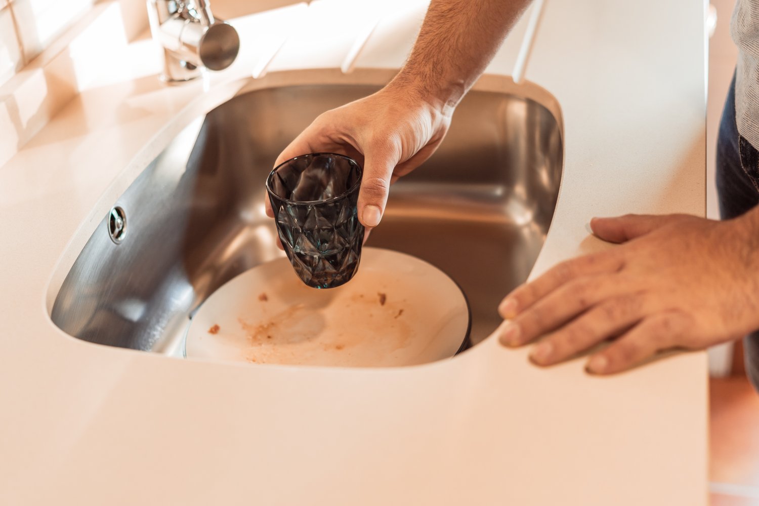 Problem z zapychającym się odpływem w umywalce? Domowe sposoby udrożnienia