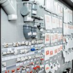 Jak dobrać elementy elektryczne w instalacjach przemysłowych