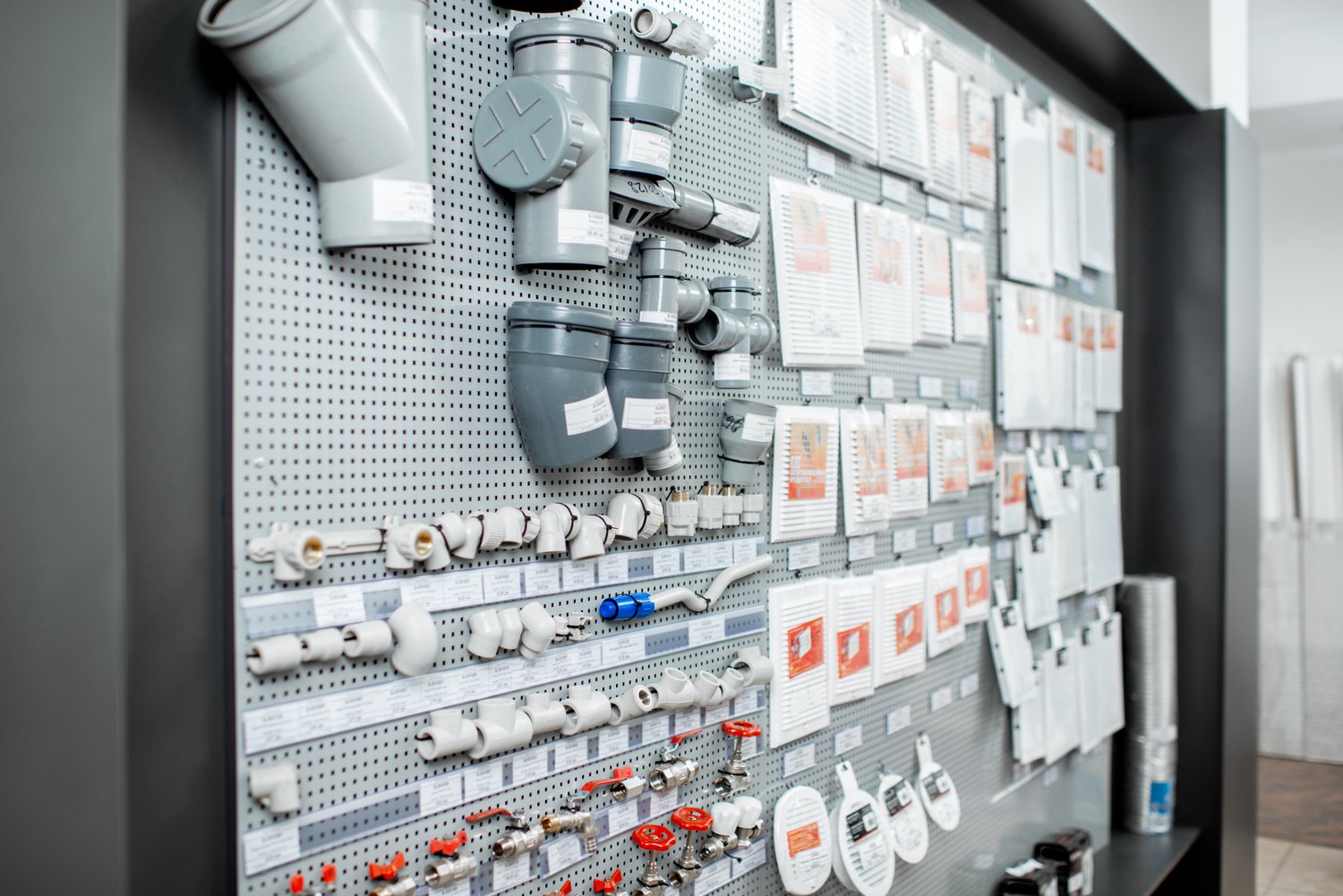 Jak dobrać elementy elektryczne w instalacjach przemysłowych