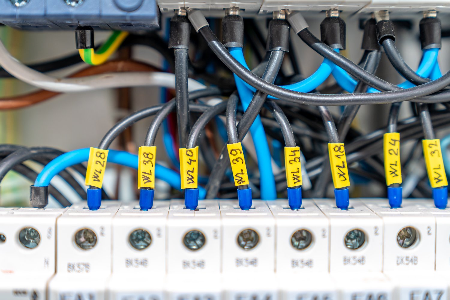 Jak prawidłowo oznaczać rozdzielnice elektryczne dla bezpieczeństwa