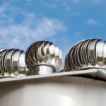 Jak wybrać odpowiedni kominek wentylacyjny dla twojego budynku