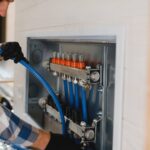 Jak wybrać odpowiednią aparaturę modułową dla instalacji elektrycznej w budynku mieszkalnym