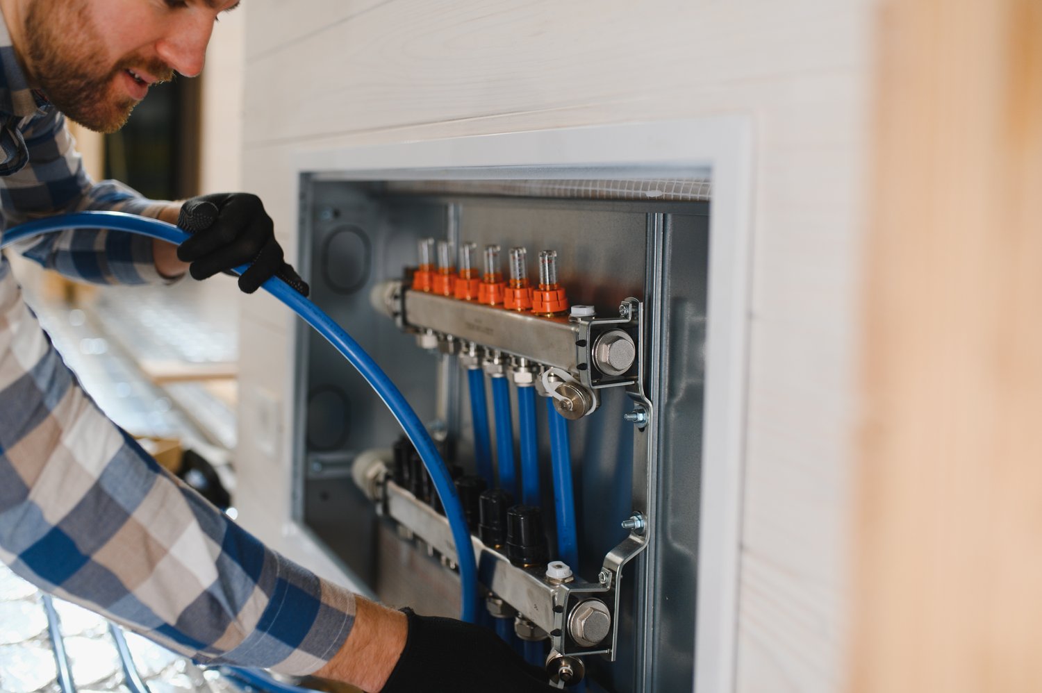 Jak wybrać odpowiednią aparaturę modułową dla instalacji elektrycznej w budynku mieszkalnym