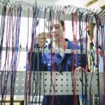 Jak wybrać odpowiednie kable elektryczne do instalacji domowej i przemysłowej