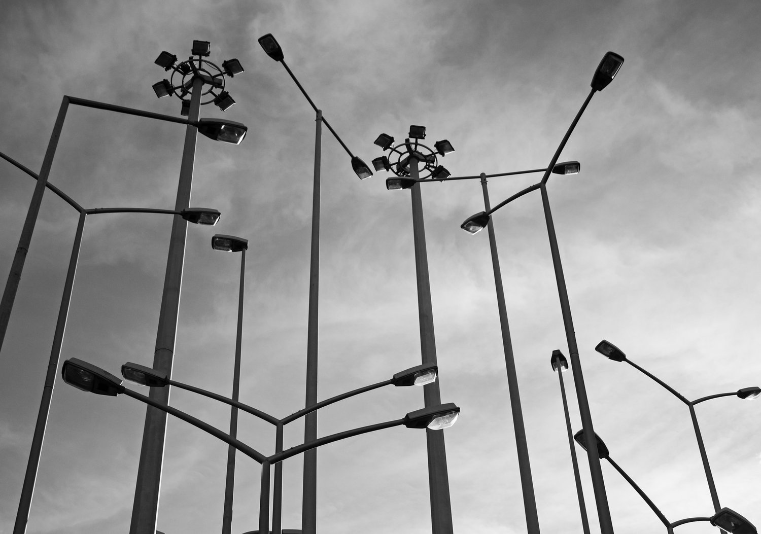 Jak wybrać odpowiednie wysięgniki do słupów oświetleniowych w instalacjach zewnętrznych