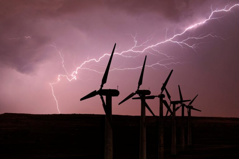 Wybór i montaż systemów ochrony odgromowej dla budynków mieszkalnych i przemysłowych