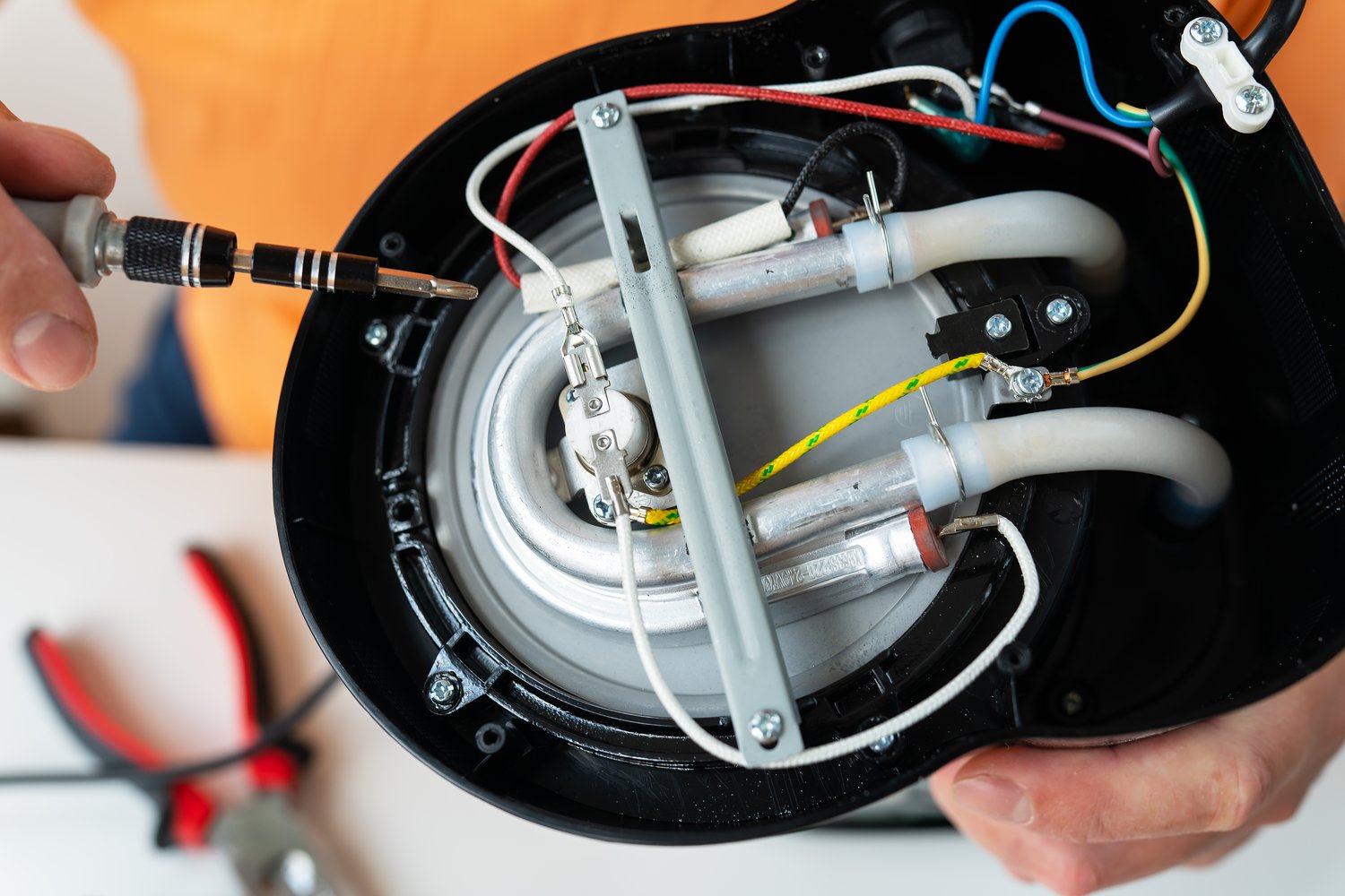 Dlaczego bojler elektryczny wyłącza się podczas pracy? Sprawdzanie zabezpieczeń