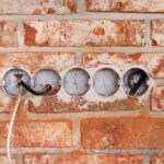 Dlaczego gniazdko w garażu przestało działać po deszczu? Sprawdzanie szczelności obudowy