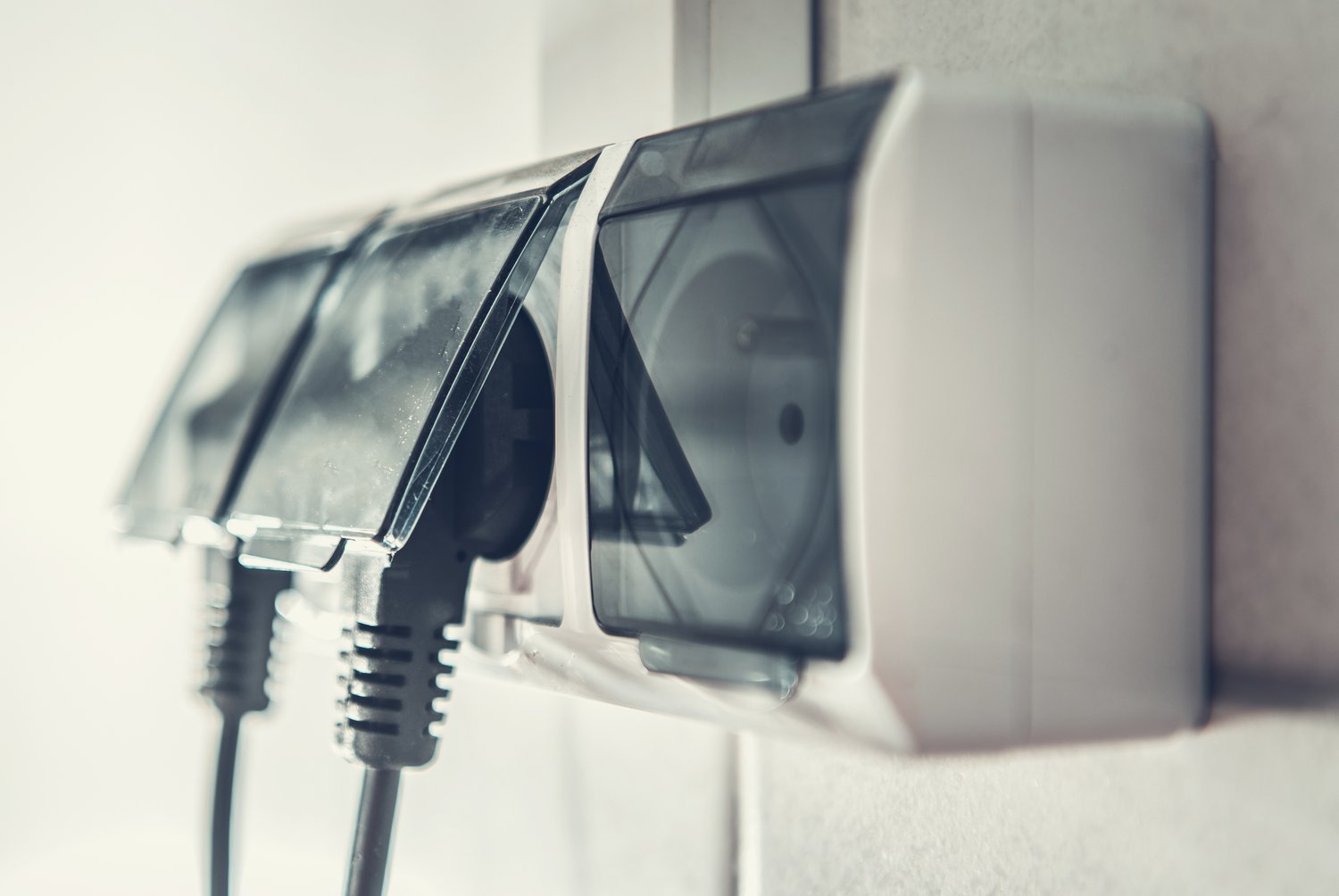 Dlaczego gniazdo elektryczne w garażu nie działa po burzy? Sprawdzanie zabezpieczeń