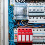 Dlaczego rozdzielnica w piwnicy jest ciepła? Kontrola obciążenia i wentylacji