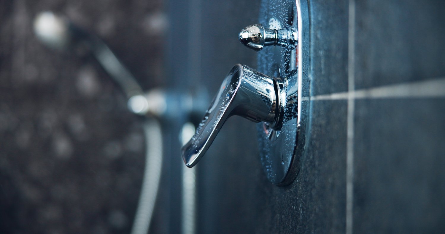 Dlaczego woda w prysznicu ma zbyt niską temperaturę? Regulacja mieszacza termostatycznego