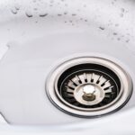Dlaczego woda w umywalce odpływa bardzo wolno? Udrażnianie syfonu krok po kroku