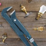 Jak naprawić cieknące złączenie przy baterii prysznicowej? Uszczelnianie połączeń