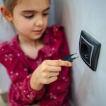 Jak naprawić iskrzący wyłącznik w pokoju dziecięcym? Bezpieczna wymiana mechanizmu