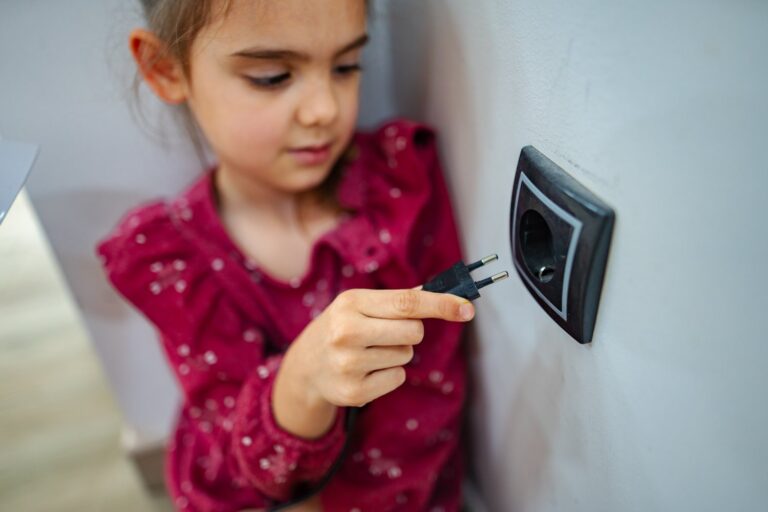 Jak naprawić iskrzący wyłącznik w pokoju dziecięcym? Bezpieczna wymiana mechanizmu