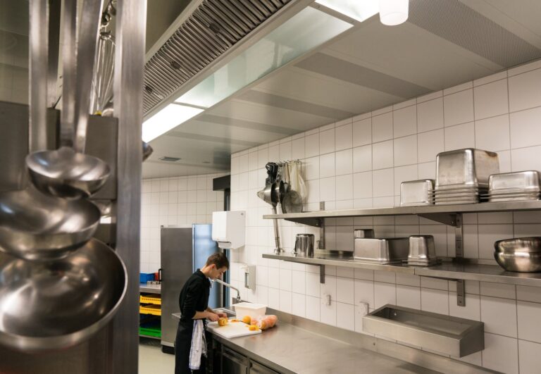 Jak naprawić skrzypiącą klapę wentylacyjną w kuchni? Smarowanie zawiasów