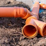 Jak prawidłowo zaplanować system drenaży wokół budynku