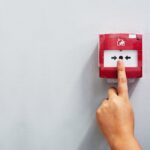 Prawidłowy montaż i konserwacja ręcznych ostrzegaczy pożarowych zapewnia skuteczne bezpieczeństwo obiektu