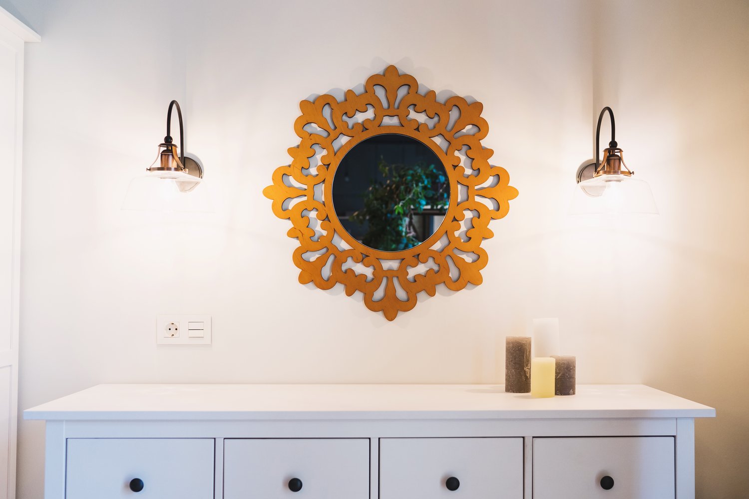 Problem z niedziałającym oświetleniem nad lustrem? Sprawdzanie połączeń elektrycznych