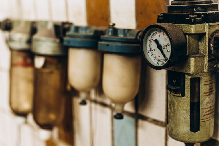 Problem z niskim ciśnieniem wody w całym domu? Sprawdzanie przyczyn i rozwiązania