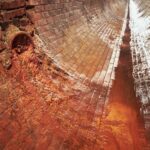 Problem z przeciekającą rurą kanalizacyjną w piwnicy? Tymczasowe zabezpieczenie przed zalaniem