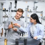 Problem z przeciekającym syfonem w nowo zainstalowanej umywalce? Dokręcanie połączeń