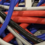 Problem z przeciekającym wężem elastycznym przy pralce? Lokalizacja uszkodzenia i tymczasowe zabezpieczenie