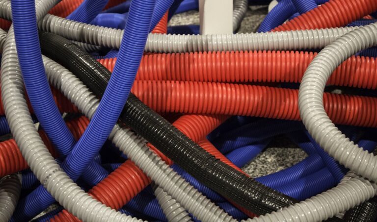 Problem z przeciekającym wężem elastycznym przy pralce? Lokalizacja uszkodzenia i tymczasowe zabezpieczenie