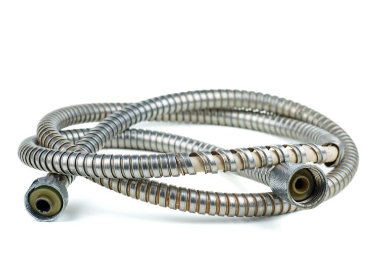 Problem z przeciekającym wężykiem przy zmywarce? Lokalizacja uszkodzenia i wymiana