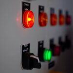 Dlaczego lampka kontrolna w gniazdku świeci się na czerwono? Diagnostyka zabezpieczeń