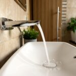 Dlaczego woda z kranu ma dziwny zapach po długiej nieobecności? Płukanie instalacji