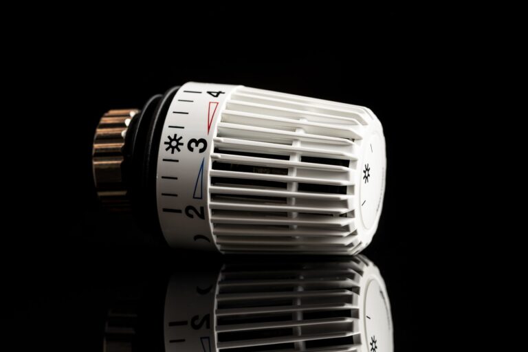 Głowice termostatyczne elektroniczne rewolucjonizują kontrolę temperatury w nowoczesnych systemach grzewczych