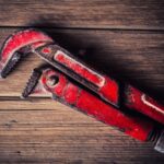 Jak naprawić cieknący zawór przy ogrzewaczu przepływowym? Dokręcanie połączeń gwintowanych