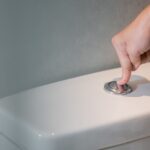 Jak naprawić niedziałający przycisk spłukiwania w WC? Regulacja mechanizmu bez demontażu stelaża