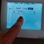 Jak naprawić niedziałający wyświetlacz w termostacie pokojowym? Reset i konfiguracja podstawowa