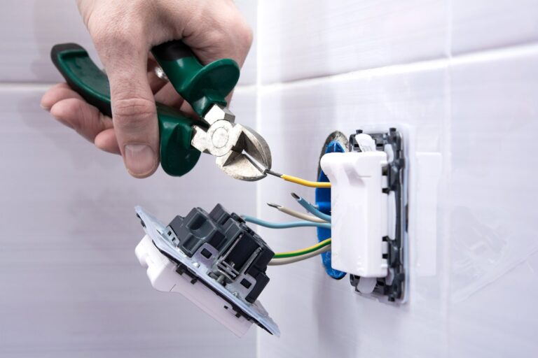 Jak naprawić trzeszczący kontakt w gniazdku przy piecu? Bezpieczna wymiana mechanizmu