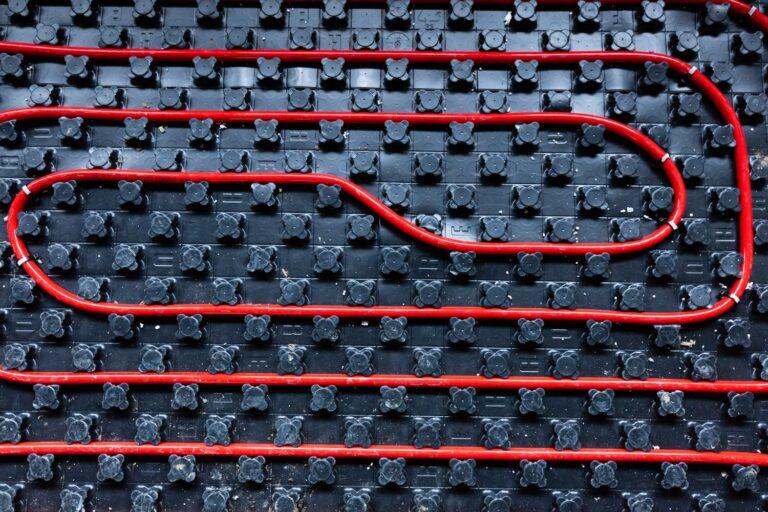 Jak wybrać odpowiedni system ogrzewania podłogowego dla swojego domu