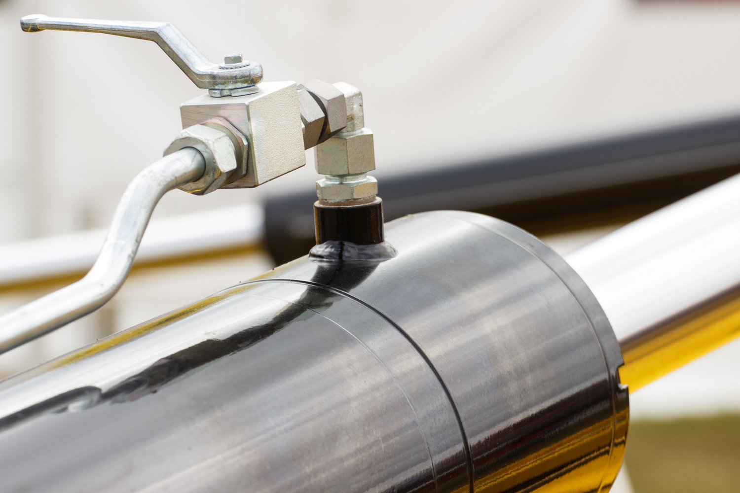 Jak wybrać odpowiednie systemy mocujące do instalacji elektrycznych i hydraulicznych