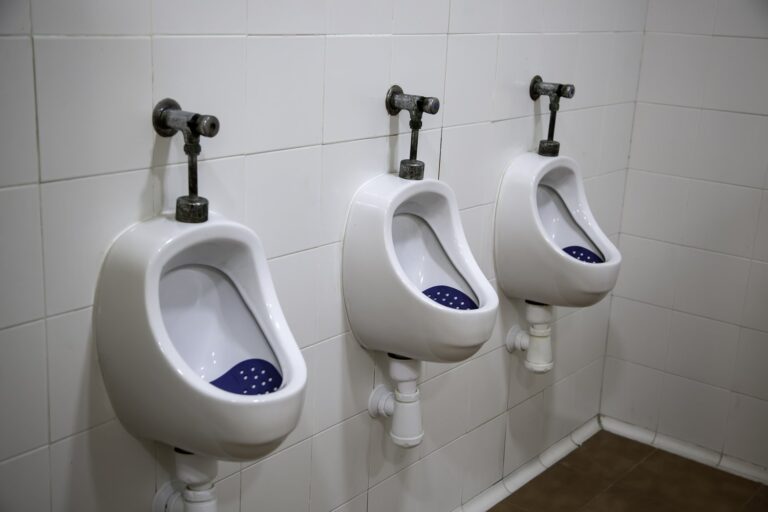 Montaż stelaży podtynkowych do pisuarów wymaga odpowiedniego planowania