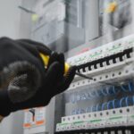 Problem z niedziałającym oświetleniem w szafce z rozdzielnicą? Wymiana żarówki i sprawdzenie kontaktów