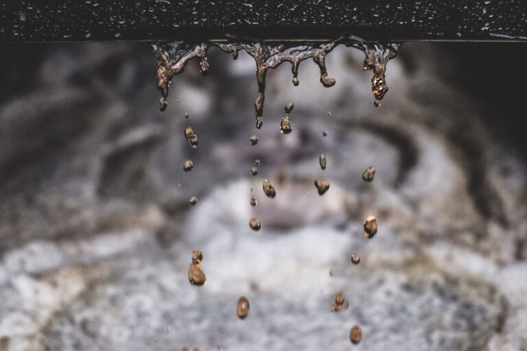 Problem z przeciekającą rurą przy podgrzewaczu wody? Tymczasowe uszczelnienie do przyjazdu hydraulika